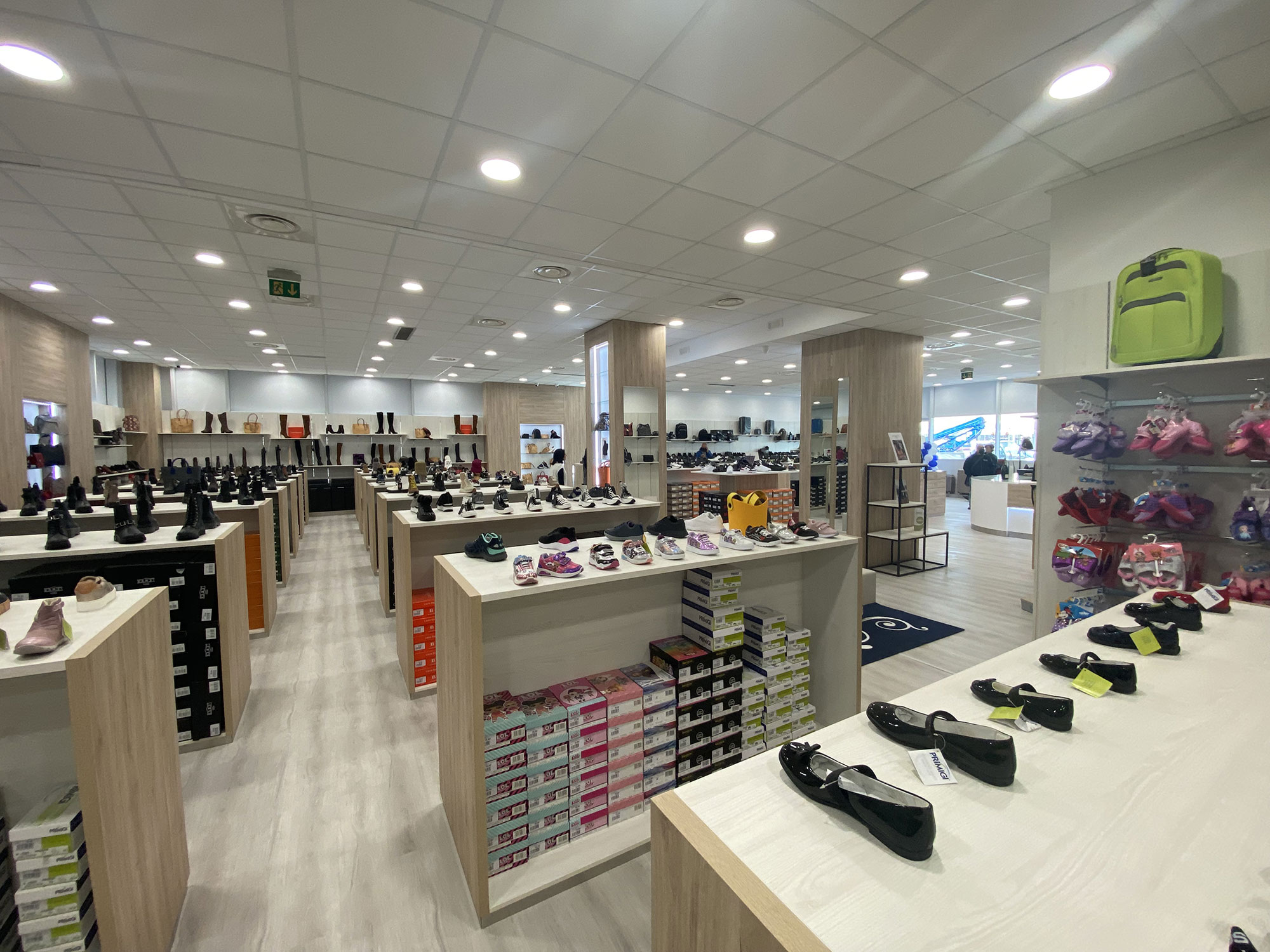 arredamento-negozio-calzature-settiro-05