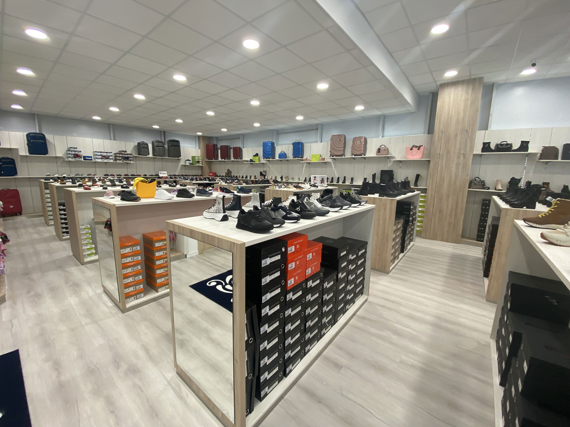 arredamento-negozio-calzature-settiro-09