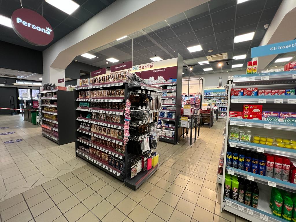arredamento-commerciale-punto-vendita-drugstore-piume-vibo-valentia-05